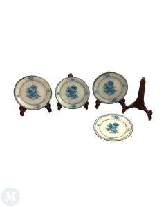 Four Wooden Plate Holders with Plates (EM5813)